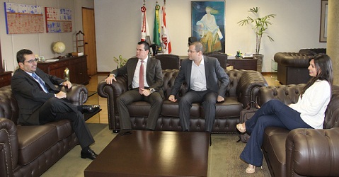 O presidente Cláudio Terrão (à esq.) reunido com o vice-presidente do TCE-SC e o coordenador do órgão de controle catarinense. Na ponta, a diretora Milena de Brito (Foto: Karina Camargos Coutinho)